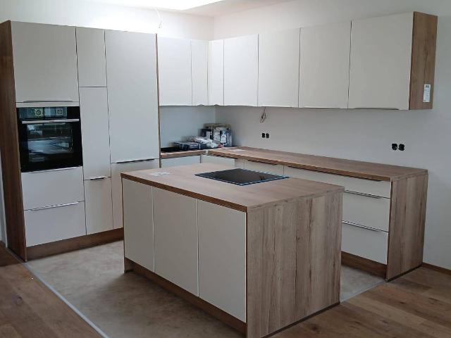 15493 Exklusiv GENERALSANIERTE 4 Zimmer Wohnung