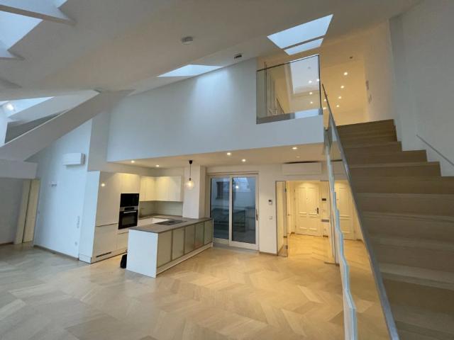154 m² LUXURIÖSE DACHGESCHOSS WOHNUNG TERRASSE KLIMA EXTRA STUDIO/BÜRO 2 EINGÄNGE!