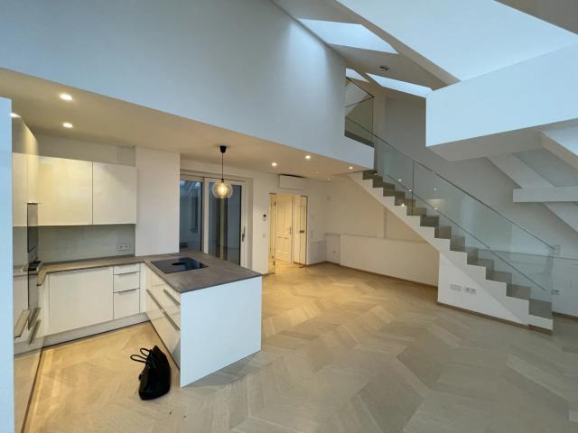 154 m² LUXURIÖSE DACHGESCHOSS WOHNUNG TERRASSE KLIMA EXTRA STUDIO/BÜRO 2 EINGÄNGE!