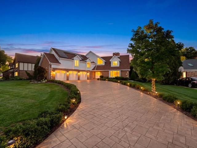 154 Saddle Brook Dr, Oak Brook, IL 60523