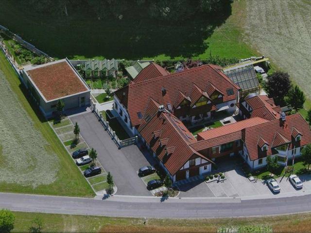 15567 Nobles Wohnen mit großzügiger Raumgestaltung und Wintergarten
