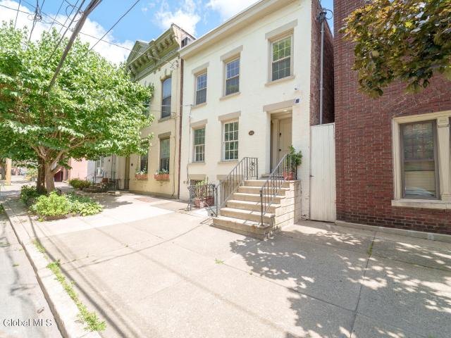 155 Chestnut St, 2 beds, 1 full bath