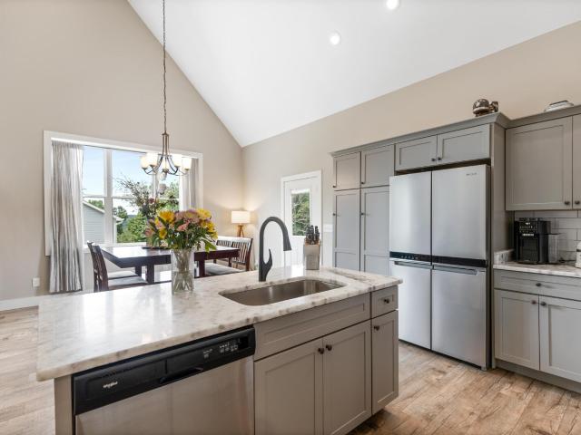 155 Surrey Lane NE