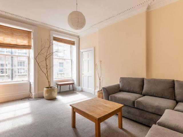 1566L Brighton Street, Edinburgh, EH1. 2 bed flat to rent £1,650 pcm £381 pw