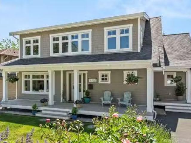 15682 Thrift Avenue, White Rock, BC, V4B 2M4 house for sale.