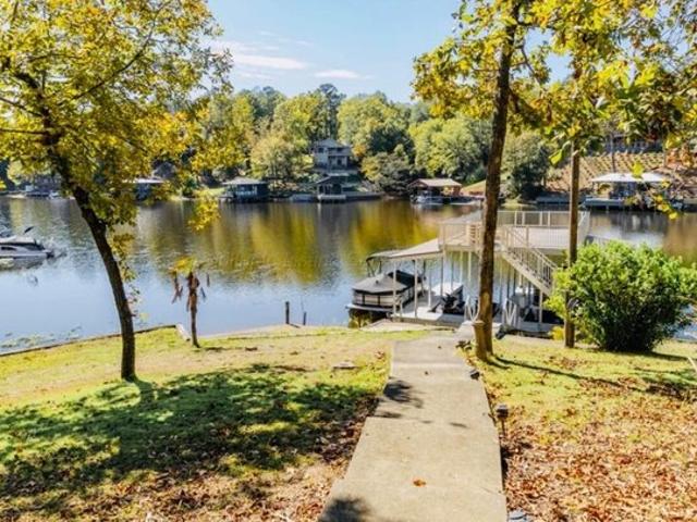 15690 Beacon Point Dr, Northport, AL 35475