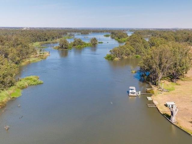 1560 acres of select freehold lifestyle property with 5KM of MURRAY RIVER frontage Opposite BUNDALONG