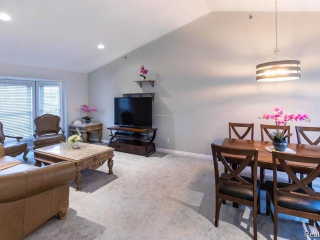 1560 W Lakeview Lane