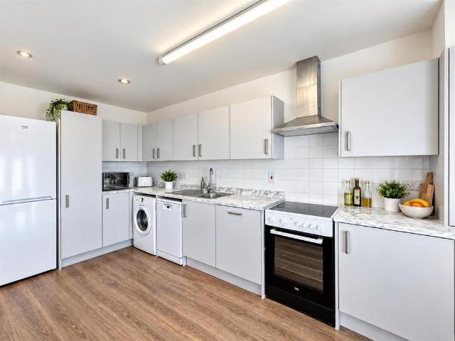 156 Hatton Road, Feltham TW14 2 bed apartment to rent £1,700 pcm £392 pw