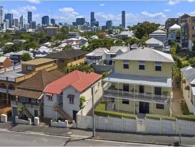 156 Warry Street, SPRING HILL Townhouse for rent Listed by Fo.