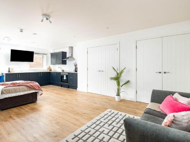 157 165 West Street, Bristol BS3 1 bed flat to rent £1,050 pcm £242 pw
