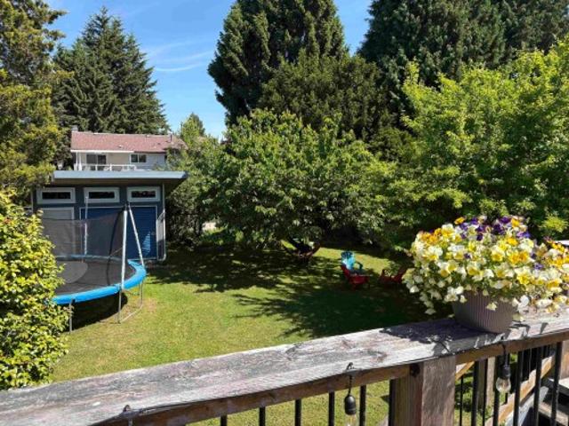 15847 Russell Avenue, White Rock, BC, V4B 2S5 house for sale | Listing ID R3139 | Royal LePage