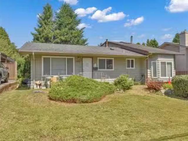 15835 Russell Avenue, White Rock, BC, V4B 2S5 house for sale.