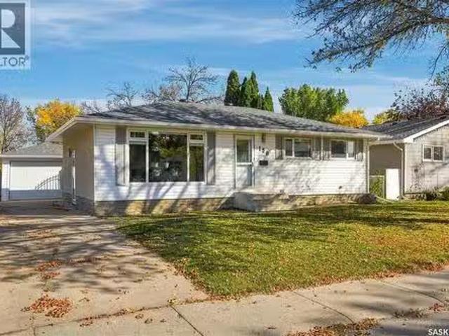 158 Smallwood Crescent, Saskatoon, SK, S7L 4Z6 house for sal.