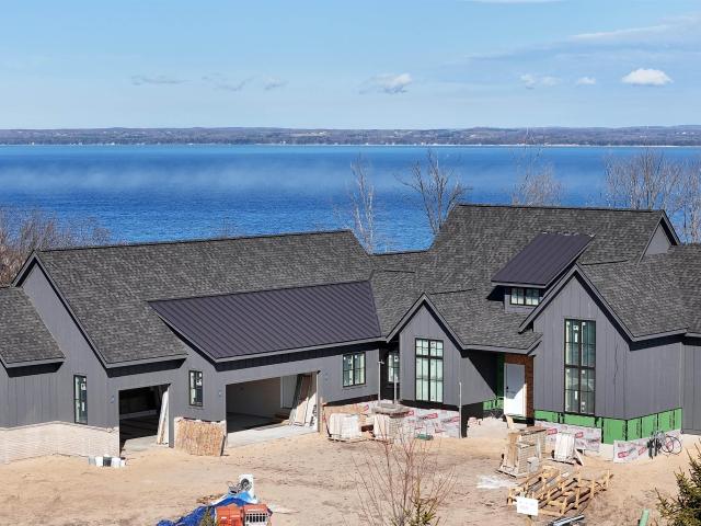 15985 Waters Edge