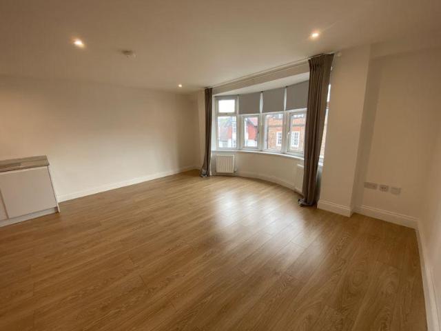 15 17 The Broadway, London NW7 1 bed flat to rent £1,450 pcm £335 pw