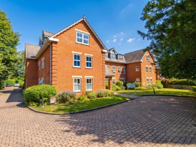 15 21 Broomhall Road, Woking GU21 2 bed apartment to rent £1,650 pcm £381 pw