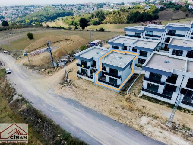 15 Temmuz Camili Yargı Site İçinde Doğa Ve Şehir Manzaralı Villa