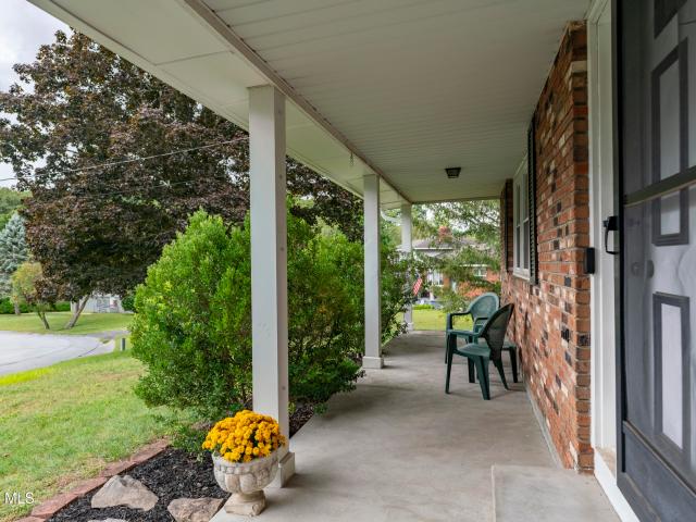 15 West Drive