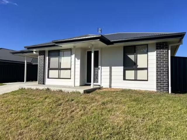 1/5 Bond Street, TAMWORTH Townhouse for rent Listed by Raine.