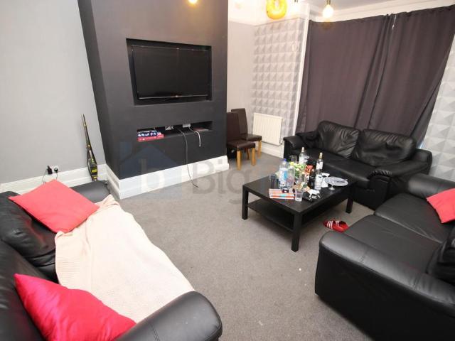 15 Brudenell Road, Hyde Park, Leeds LS6 11 bed terraced house to rent £6,673 pcm £1,540 pw