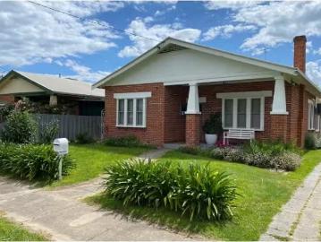 15 Byng Street, Holbrook House for rent Listed by Kira Bauerl.
