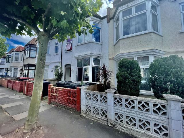 15 Caithness Road, CR4 Studio to rent £1,000 pcm £231 pw