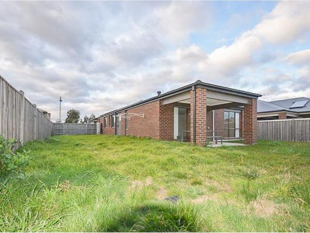 15 Chantenay Parade, Cranbourne North