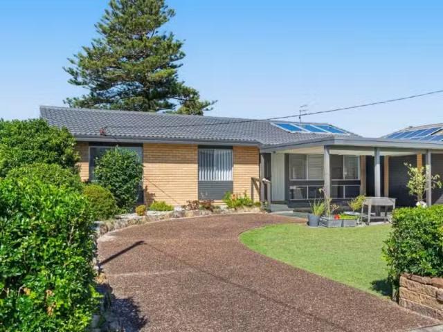 15 Crown Street, Toukley House for rent Listed by Pauline Tou.