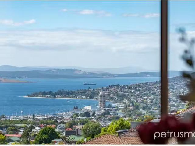 1/5 Fielding Drive, West Hobart House for rent Listed by Lisa.