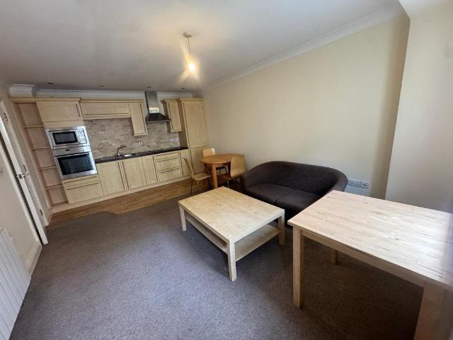 15 High Street, Haverfordwest, SA61 1 bed flat to rent £650 pcm £150 pw