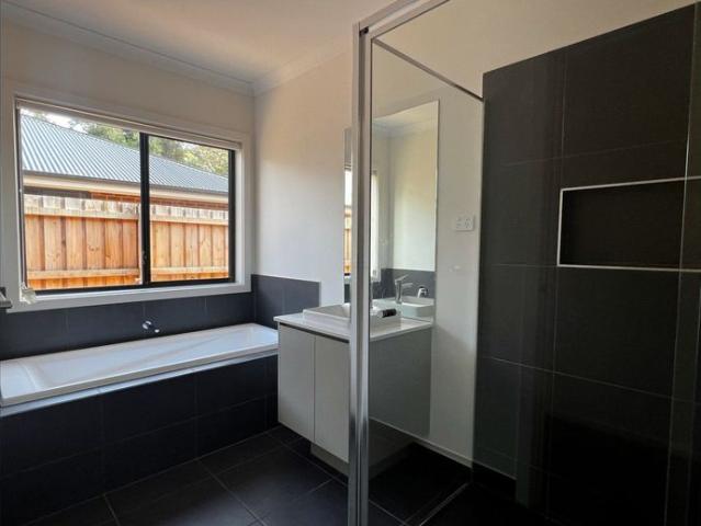 15 HOUGHTON CRESCENT, EAGLE POINT