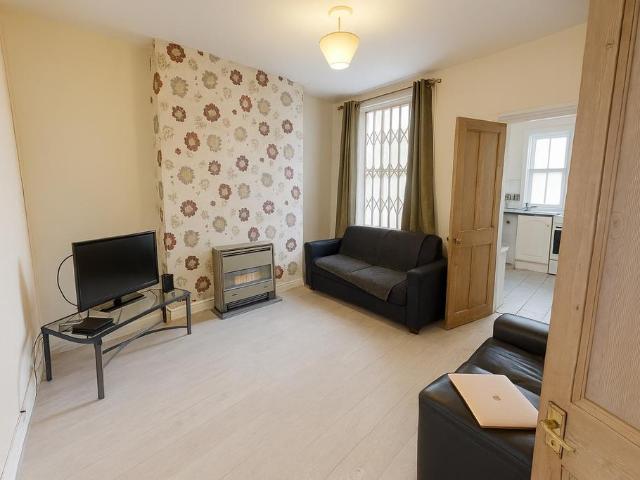 15 Laurie Avenue, Nottingham, NG7 6PG 3 bed terraced house to rent £1,651 pcm £381 pw