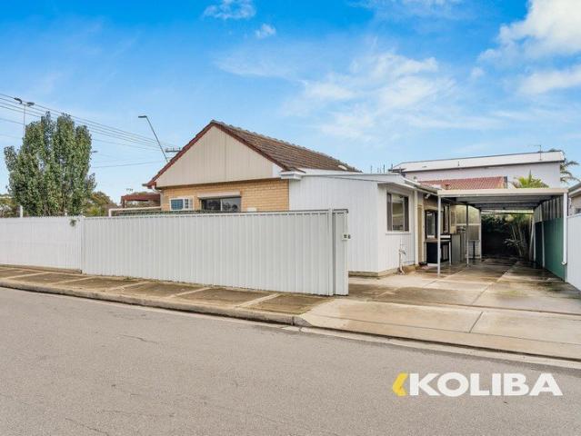 15 Min Walk To Semaphore Beach! Renovated 2 3 Bedroom Gem!