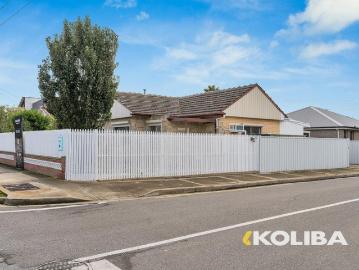 15 Min Walk To Semaphore Beach! Renovated 2 3 Bedroom Gem!