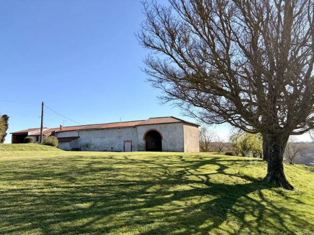 15 Min Villefranche, corps de ferme à rénover avec dépendances sur 6300 m2