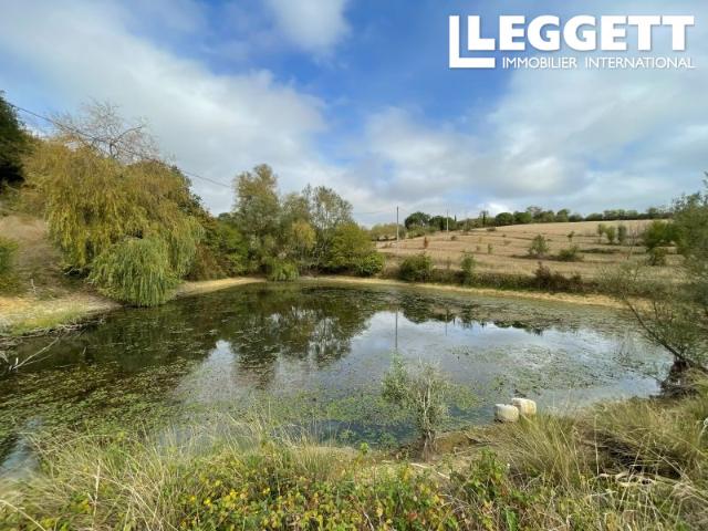 15 mn AUCH Gers, Ferme Bio intégrée au paysage sur 50H61 de terres avec petit lac et autonome en énergie