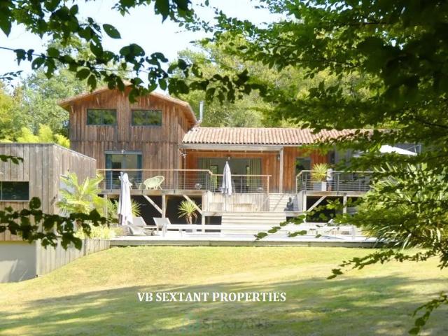 15 mn de Bordeaux, Latresne, magnifique maison de charme en bois avec dépendance