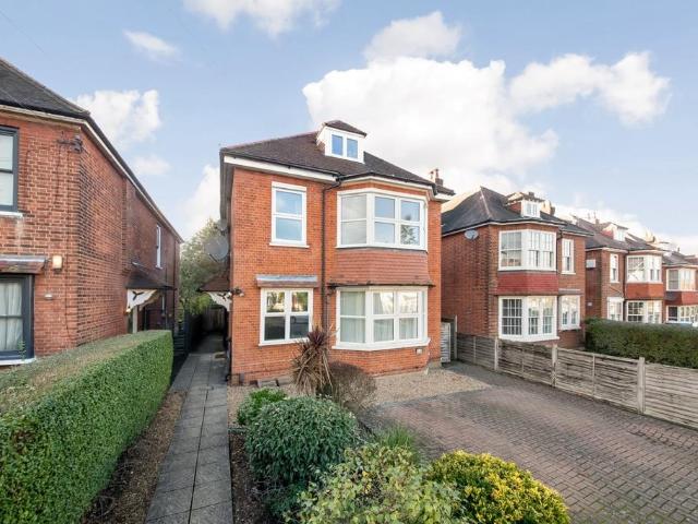 15 Northampton Road, Surrey CR0 2 bed flat to rent £1,675 pcm £387 pw