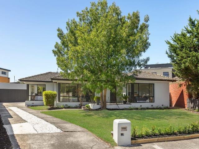 15 Parton Court, Carnegie