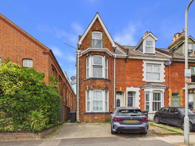 15 Roper Road, Canterbury 2 bed flat to rent £1,300 pcm £300 pw