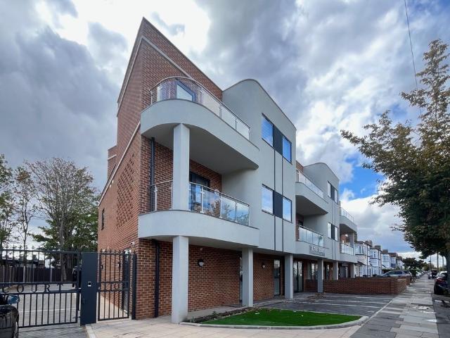 15 Rushden Gardens, London IG5, 3 bed flat to rent, £2,200 pcm | PrimeLocation