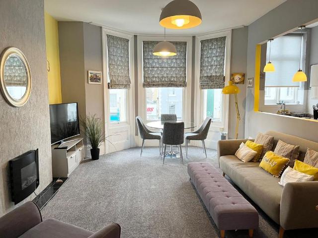 15 St Catherines Terrace, Hove BN3 1 bed flat to rent £1,650 pcm £381 pw