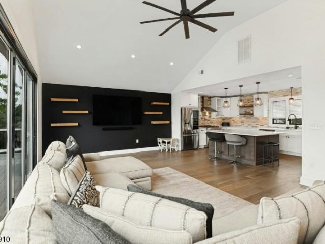 15 Starboard Ct