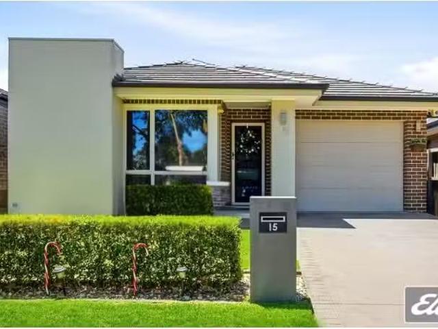 15 Sugarloaf Crescent, Colebee House for rent Listed by Mona.