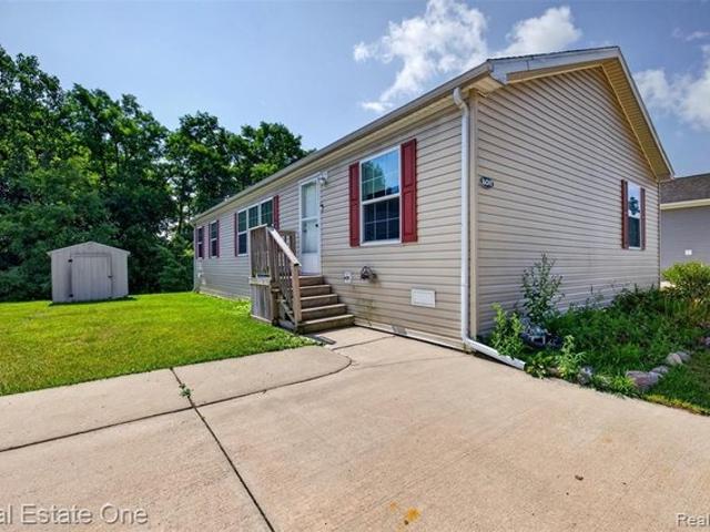 16047 Windsor Ln, Holly, MI 48442