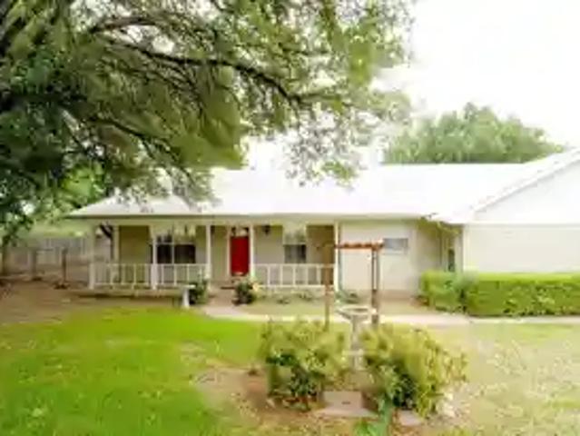 1606 E Bankhead Dr, 3 beds, 2 full baths