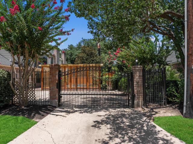 16002 Stewarts Grove Drive