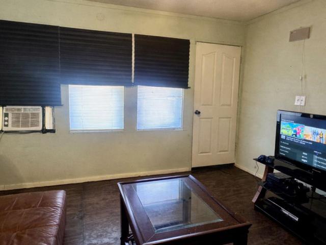1601 Miller Trce