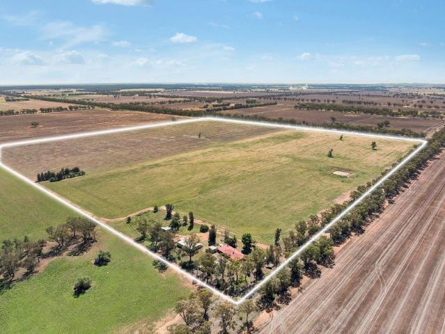 160 Acre lifestyle just outside town